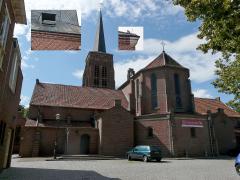 20191127 Slechtvalk Ik sta hier te fotograferen achter de Sint Willibrorduskerk van Alphen. Als je goed kijkt kun je rechts op de torenspits de slechtvalk zien zitten en midden onder zie je de slechtvalkennestkast; zie ook de twee inzetjes in de foto. Ik sta hier op ruim 80 meter afstand, een hele opgaaf voor mijn spulletjes. De best gelukte foto's halen denk ik wel het maximale uit het glaswerk en de sensor. Een mooie kerk overigens waarover wel wat te vertellen valt. Deze karakteristieke kerk met historis