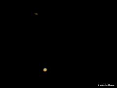 Conjunctie  20201224  Iets heel anders dan een vogel of een beestje. Zondagavond j.l. rond 19 uur, onder niet beste omstandigheden, heb ik geprobeerd om met mijn telelens het samengaan van Jupiter en Saturnus vast te leggen. Dit werd het resultaat. Een kans om het beter te doen deed zich tot nu niet voor, het werd namelijk direct na fotograferen bewolkt en dat is het tot nu gebleven. Ben toch wel tevreden omdat dit natuurverschijnsel toch wel te herkennen is. Jupiter, een joekel van planeet, een 
