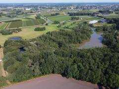 Vogelvlucht  20220729  Als je je camera vleugeltjes mee geeft en op flinke hoogte torenvalk gaat spelen dan kun je heel leuke dingen vastleggen. Zoals hier een klein maar heel mooi natuurgebiedje in onze Gemeente.