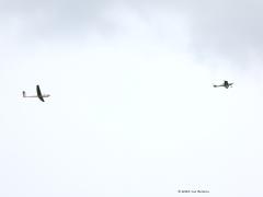 Wielewaal  20230507  Gisteren vroeg in de middag nog eens naar Zondereigen geweest in de hoop de wielewaal weer te zien. Maar helaas, heb de vogel herhaald horen zingen maar ondanks mijn getuur in de kruinen van de hoge populieren zelfs geen glimp van de mooie vogel gezien. Na kwart over twee heb ik hem niet meer gehoord. Wel verscheen boven de populieren een ander vliegend wezen. Even later zag ik een motorvliegtuigje dat een zwever optrok. Toen viel mijn kwartje. Ik zat op 5 km vanaf vliegveld Weel